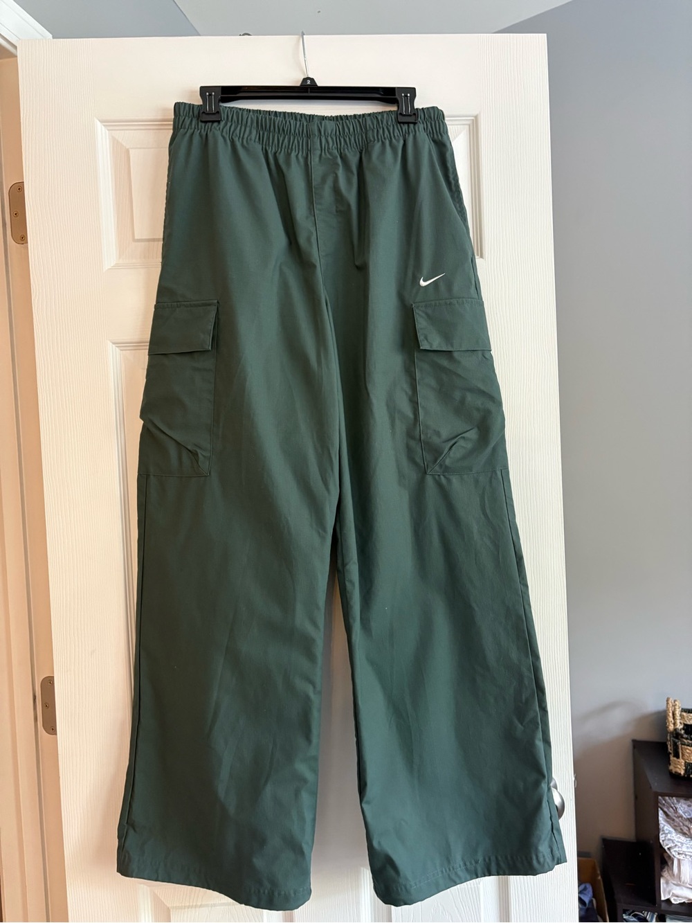 Nike Women's Essential Woven Cargo Pants M Dark Green